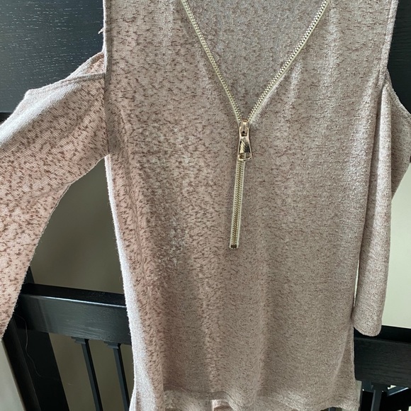 Solid cold shoulder sweater - Picture 2 of 3